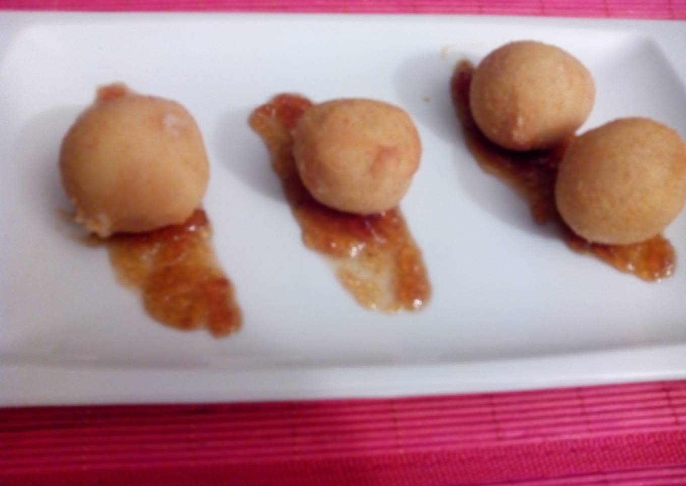 Croquetas de pollo sobre mermelada de cebolla