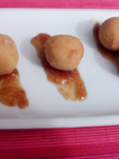 Una foto de Croquetas de pollo sobre mermelada de cebolla