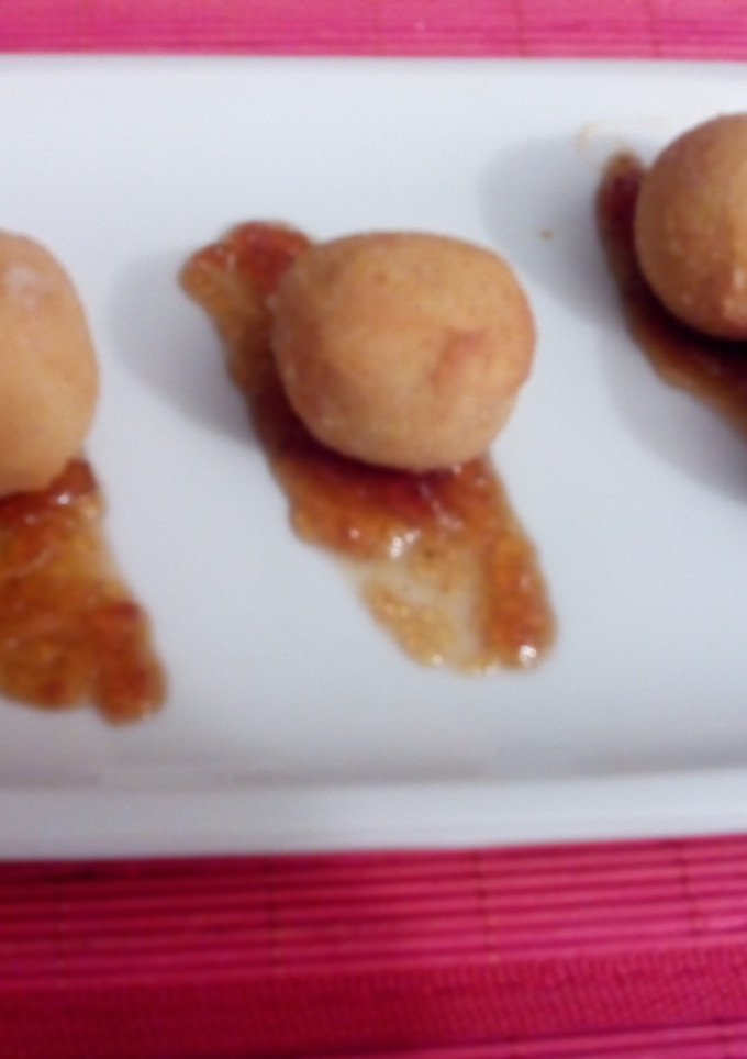 Una foto de Croquetas de pollo sobre mermelada de cebolla