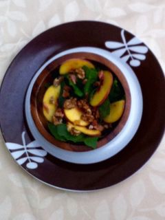 Una foto de Ensalada de espinaca con durazno y balsámico