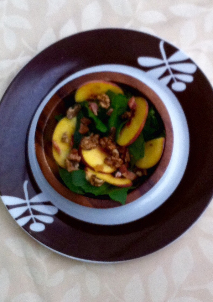 Una foto de Ensalada de espinaca con durazno y balsámico 
