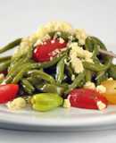 Ensalada de nopales, habas y tomates con queso fresco.