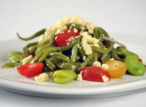 Una foto de Ensalada de nopales, habas y tomates con queso fresco.