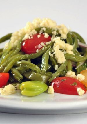 Una foto de Ensalada de nopales, habas y tomates con queso fresco.