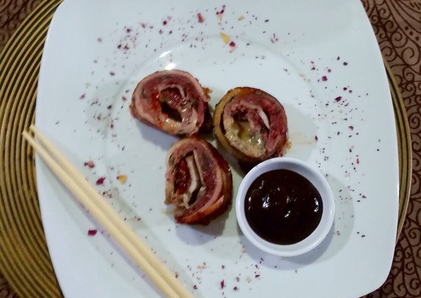 Rollo de carne molida envuelto en tocino