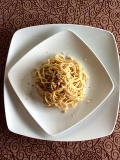 Una foto de Spaghetti con piñón y nuez a la albahaca