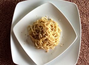 Una foto de Spaghetti con piñón y nuez a la albahaca