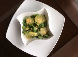 Una foto de Ensalada de berros con papa y aderezo de mostaza y miel 