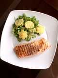 Salmón grillado al limón