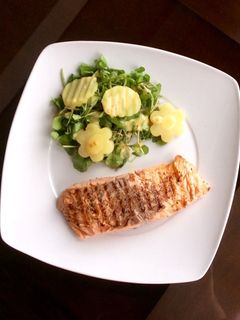 Una foto de Salmón grillado al limón