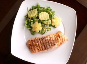 Una foto de Salmón grillado al limón