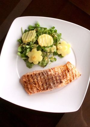 Una foto de Salmón grillado al limón