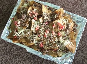 Una foto de Nachos con carne molida y gratinado crujiente