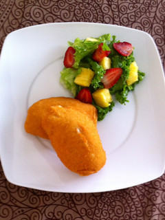 Una foto de Pechuga de pollo rellena con ensalada fresca