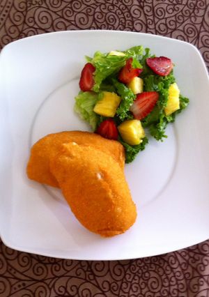 Una foto de Pechuga de pollo rellena con ensalada fresca