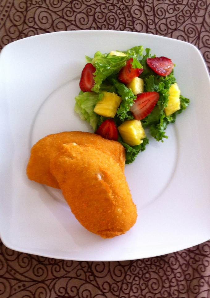 Una foto de Pechuga de pollo rellena con ensalada fresca