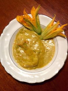 Una foto de Pescado en salsa de flor de calabaza
