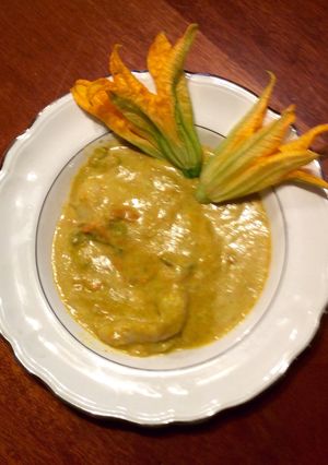 Una foto de Pescado en salsa de flor de calabaza