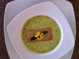 Crema de poblano con crocante de elote