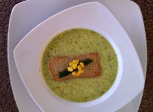 Una foto de Crema de poblano con crocante de elote