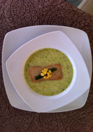 Una foto de Crema de poblano con crocante de elote