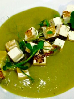 Una foto de Nopalitos con queso panela en salsa verde