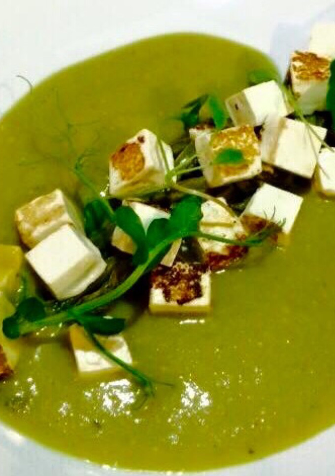Una foto de Nopalitos con queso panela en salsa verde