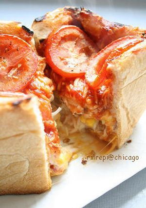 A picture of Chicago Pizza with White Bread.