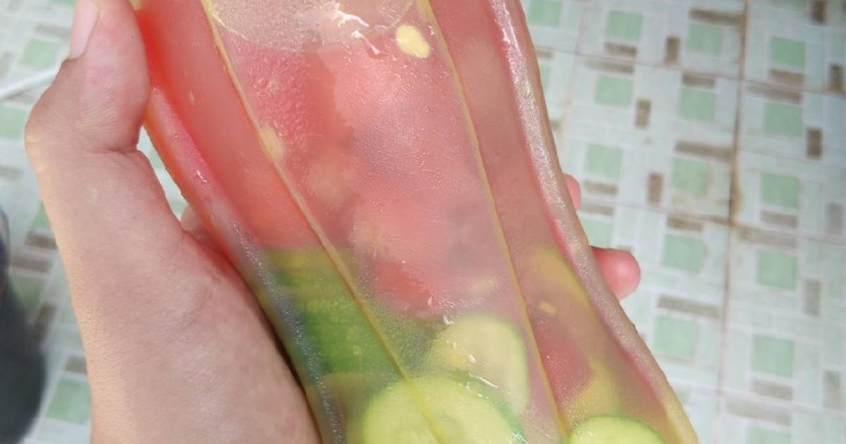 Resep Infused water semangka dan timun oleh Mami Faruq Cookpad