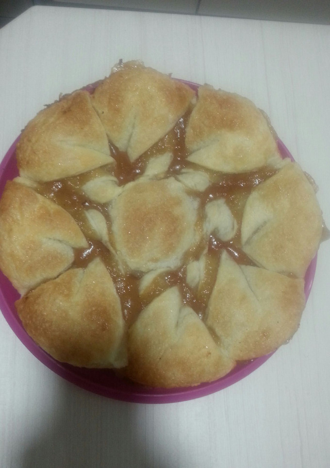Una foto de Flor de hojaldre con dulce membrillo
