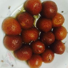 A picture of Gulab Jamun.