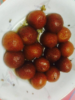A picture of Gulab Jamun.