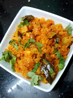 કાંદા પૌવા (Kanda Poha Recipe In Gujarati) રેસીપી મુખ્ય ફોટો