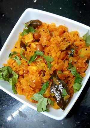 કાંદા પૌવા (Kanda Poha Recipe In Gujarati) રેસીપી મુખ્ય ફોટો
