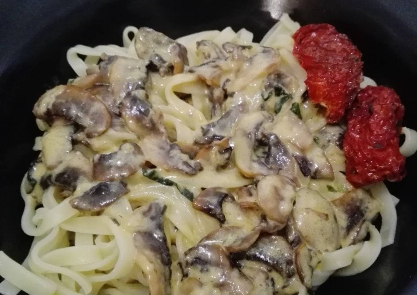 Tallarines con salsa de champiñones