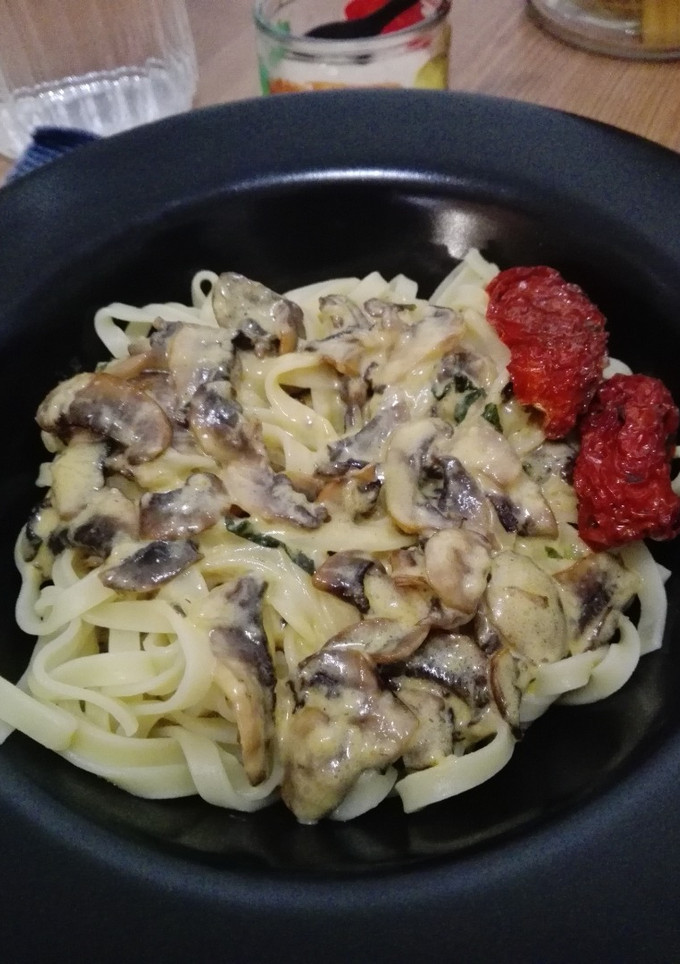 Una foto de Tallarines con salsa de champiñones
