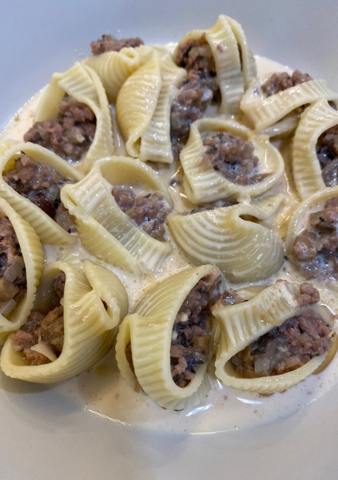 Una foto de Galets rellenos de trufa y carne en salsa de foie