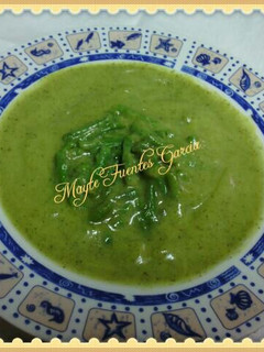 Una foto de Crema de calabacín con crujiente de espárragos trigueros