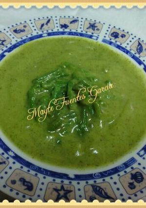 Una foto de Crema de calabacín con crujiente de espárragos trigueros