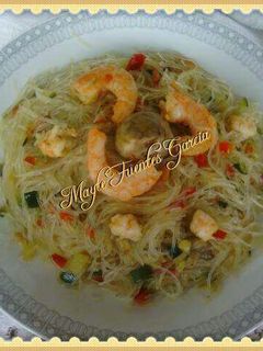 Una foto de Fideos chinos con langostinos y verduras