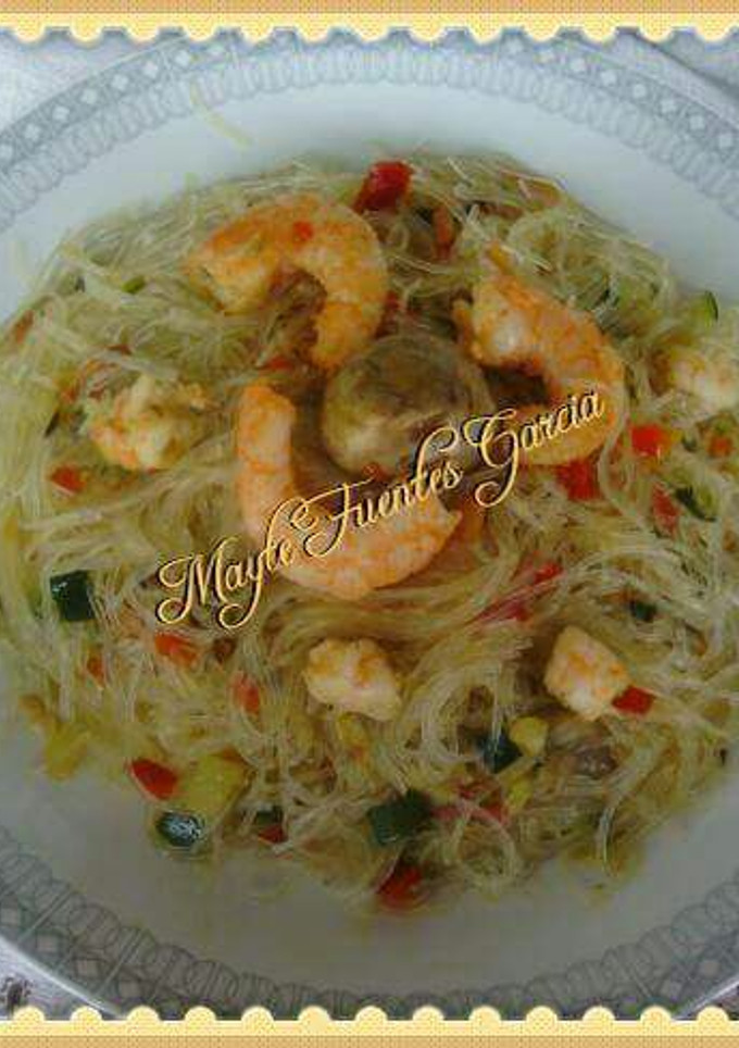 Una foto de Fideos chinos con langostinos y verduras