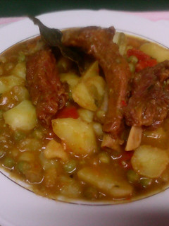 Una foto de Patatas con costillas ibericas adobadas y guisantes