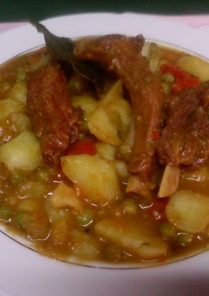Una foto de Patatas con costillas ibericas adobadas y guisantes