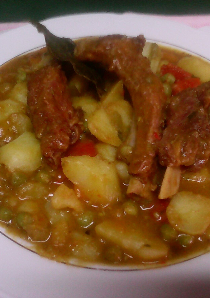 Una foto de Patatas con costillas ibericas adobadas y guisantes