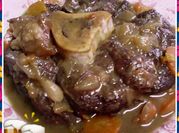 Una foto de ossobuco al vino tinto