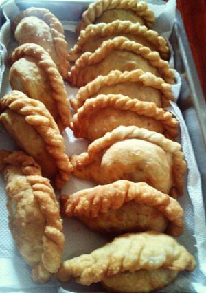 Una foto de Empanadas fritas de carne cortada a cuchillo