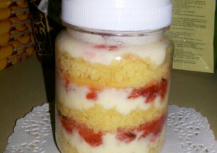 Bagaimana Menyiapkan Strawberry cheese cake in jar, Bikin Ngiler