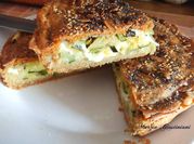 Una foto di focaccia di zucchine