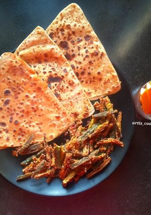 कुरकुरी भिंडी और तिकोना पराठा (kurkuri bhindi aur tikona paratha recipe in hindi) रेसिपी मुख्य फोटो