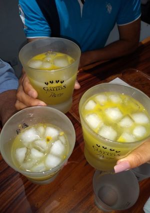 Una foto de Chilcano de Maracuyá y Schweppes de Limón